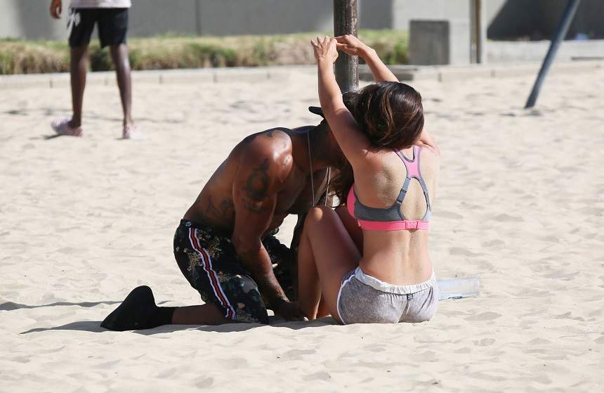 FOTO / Soţia celebrului actor  Lorenzo Lamas, în tandreţuri cu un alt bărbat! Cum a fost surprinsă la plajă