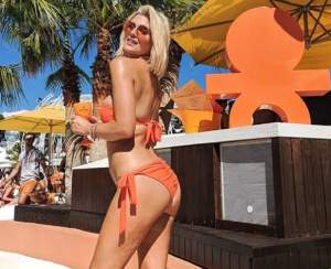 FOTO / O blondă celebră și-a expus celulita la piscină, iar fanii i-au apreciat îndrăzneala: "Ai un corp perfect"