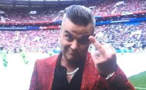 FOTO / Robbie Williams, gest obscen la ceremonia de deschidere a Cupei Mondiale. Ce l-a enervat pe artist