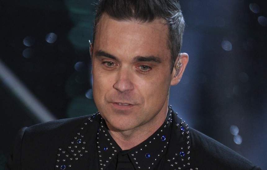 FOTO / Robbie Williams, gest obscen la ceremonia de deschidere a Cupei Mondiale. Ce l-a enervat pe artist