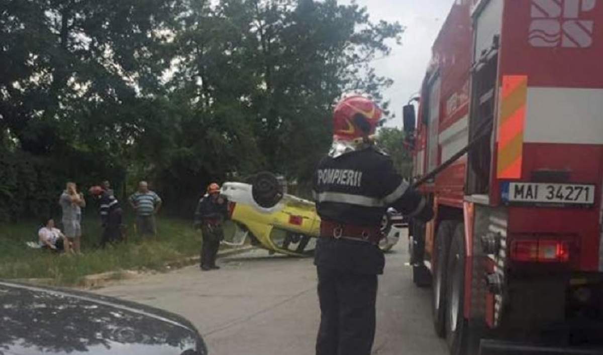 Două mașini s-au făcut praf la Bacău, după ce un tânăr de 20 de ani n-a acordat prioritate. Trei oameni sunt grav răniți