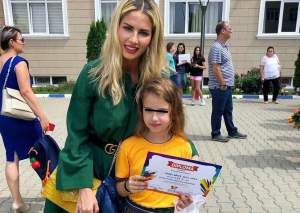 Fiica Andreei Bănică a terminat clasa a treia! Este o adevărată domnişoară şi seamănă leit cu mama sa