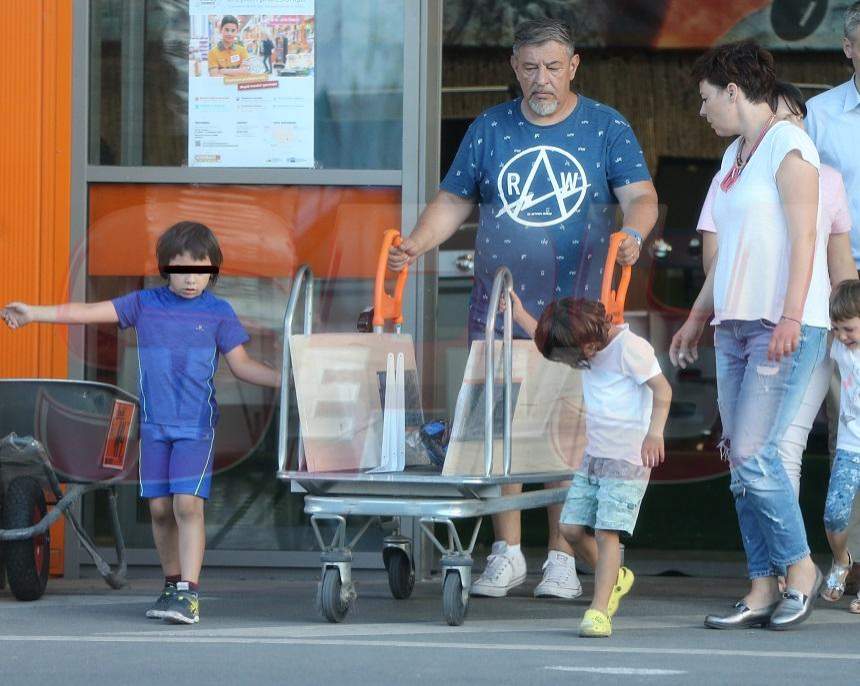 Paparazzi/ O vedetă exemplu! A înfiat doi copii, dar îi iubeşte mai ceva decât dacă ar fi fost ai lui! Avem imagini cu cea mai frumoasă familie din showbiz!