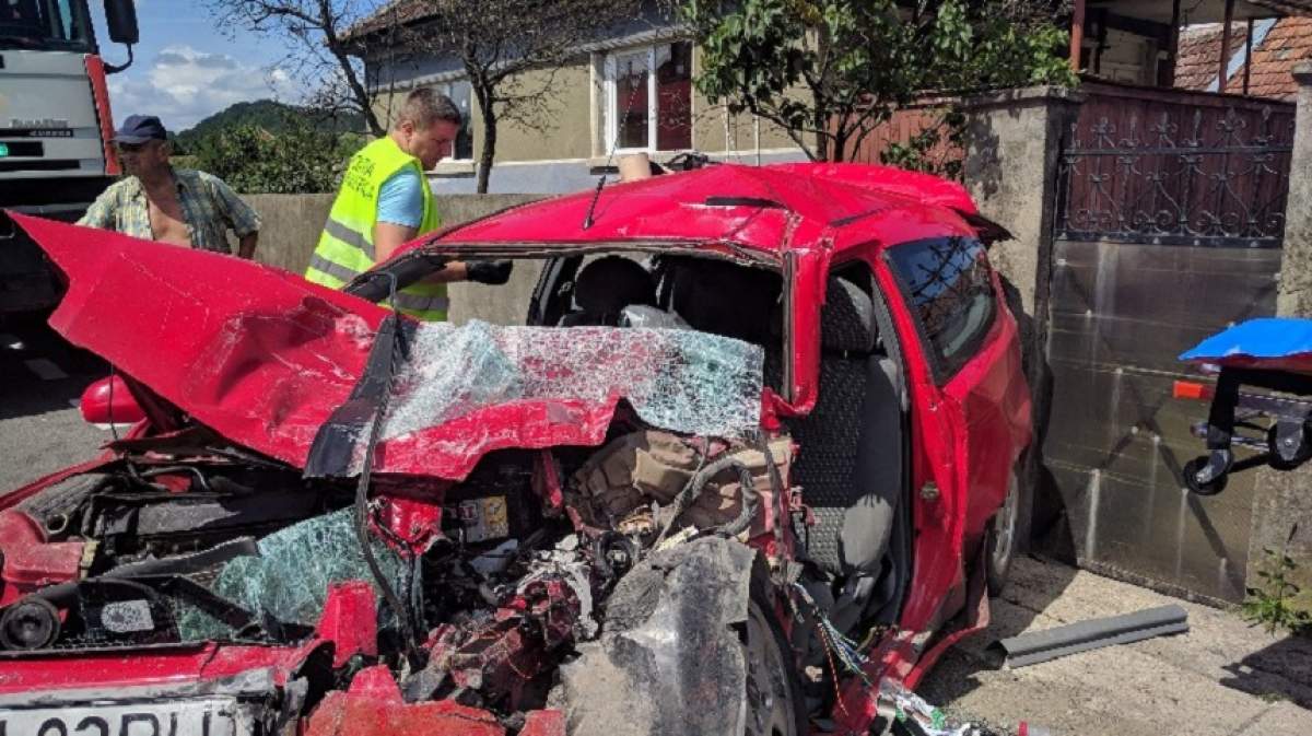 FOTO&VIDEO / Impact devastator între o mașină și un autocar, pe DN1. Un bărbat a murit și o femeie este în stare gravă