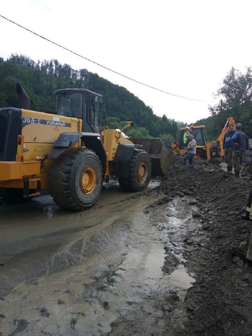 FOTO / Inundațiile au făcut ravagii în țară! Apa a pătruns în casele oamenilor și a blocat accesul pe străzi