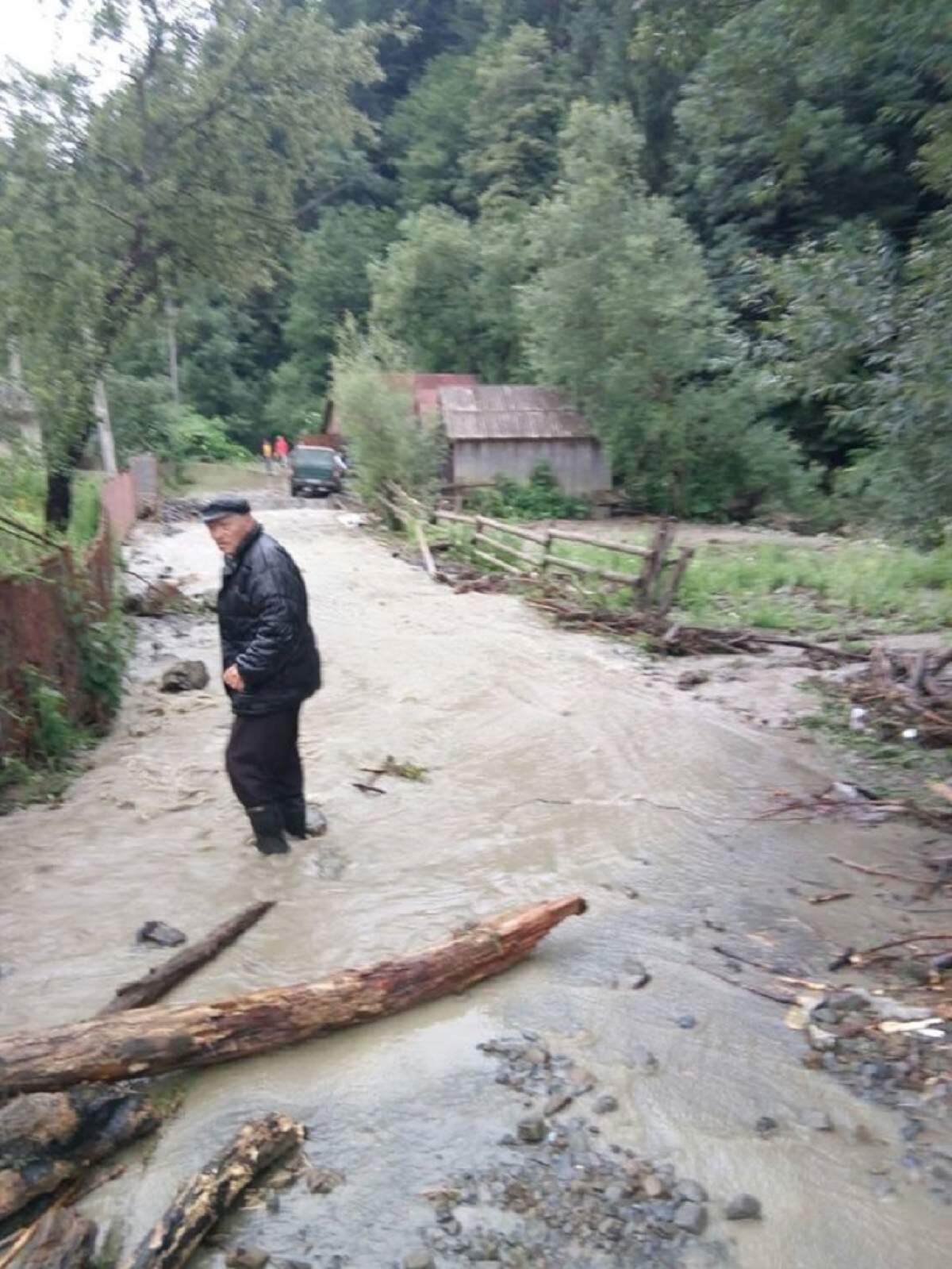 FOTO / Inundațiile au făcut ravagii în țară! Apa a pătruns în casele oamenilor și a blocat accesul pe străzi