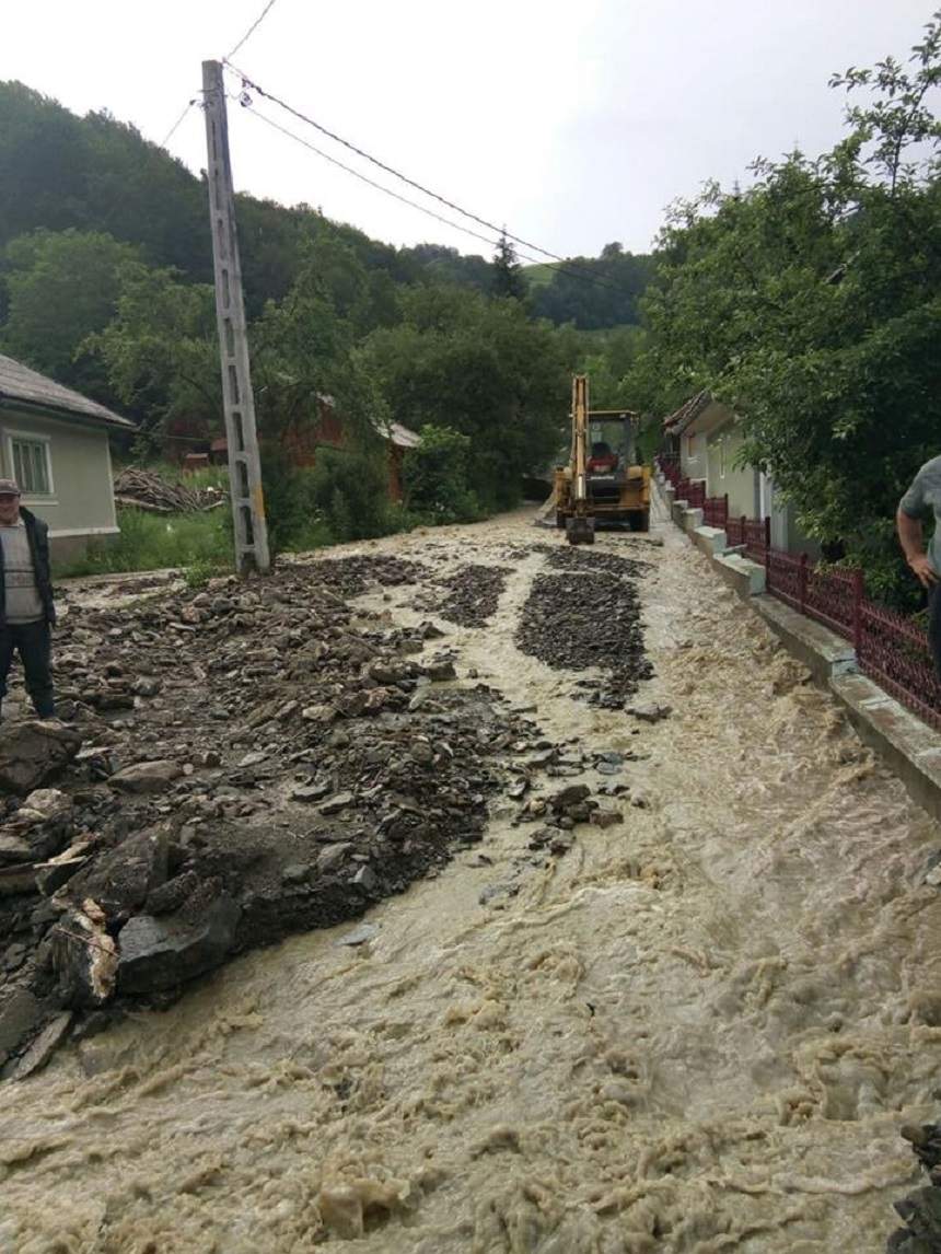 FOTO / Inundațiile au făcut ravagii în țară! Apa a pătruns în casele oamenilor și a blocat accesul pe străzi