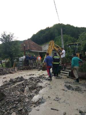 FOTO / Inundațiile au făcut ravagii în țară! Apa a pătruns în casele oamenilor și a blocat accesul pe străzi