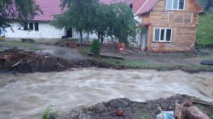 FOTO / Inundațiile au făcut ravagii în țară! Apa a pătruns în casele oamenilor și a blocat accesul pe străzi