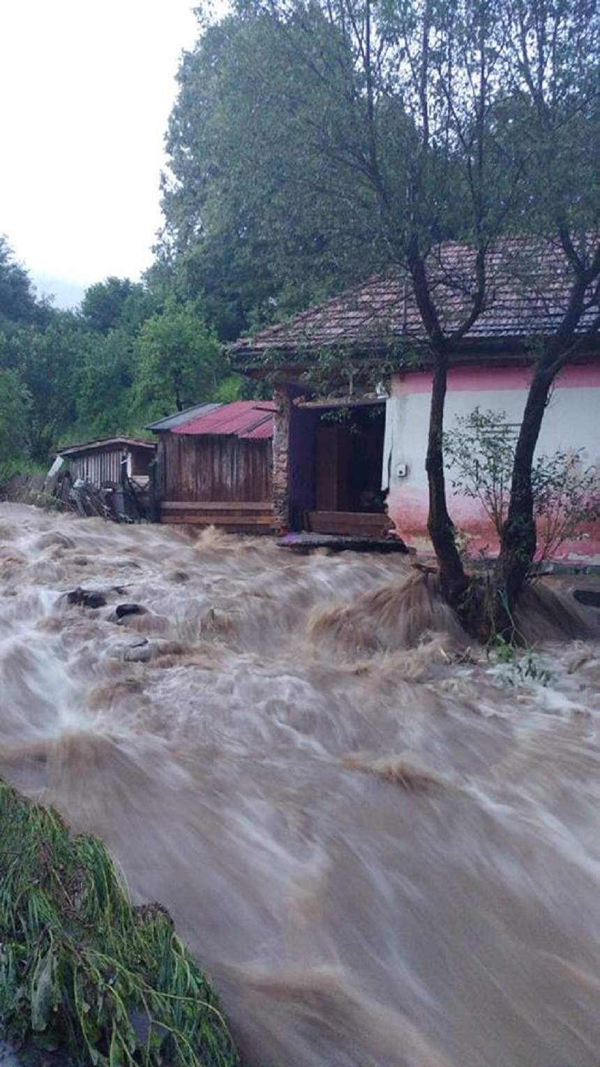 FOTO / Inundațiile au făcut ravagii în țară! Apa a pătruns în casele oamenilor și a blocat accesul pe străzi