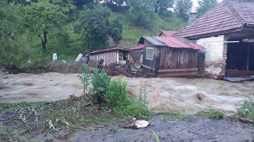 FOTO / Inundațiile au făcut ravagii în țară! Apa a pătruns în casele oamenilor și a blocat accesul pe străzi