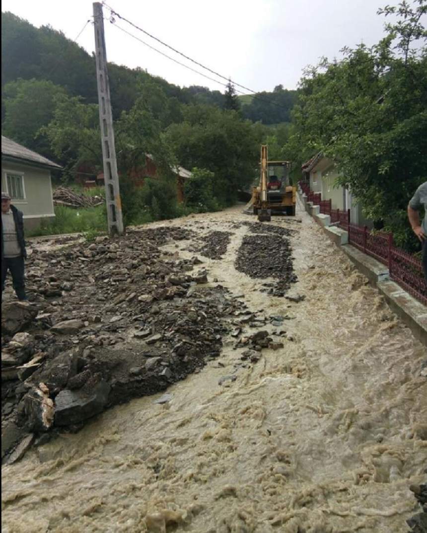 Dramatic! Un bărbat din Vâlcea, luat de viitură, a fost găsit mort