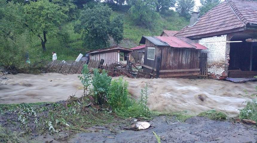 Dramatic! Un bărbat din Vâlcea, luat de viitură, a fost găsit mort