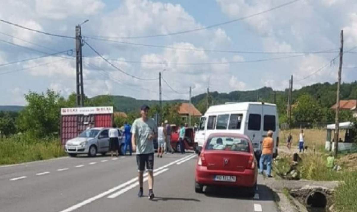 FOTO / Accident de proporții pe DN7, între un autoturism și un microbuz. Un bărbat este prins între fiarele contorsionate