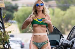 FOTO / Cea mai sexy suporteriță a Braziliei, show la benzinărie! A înnebunit bărbații cu outfitul ei