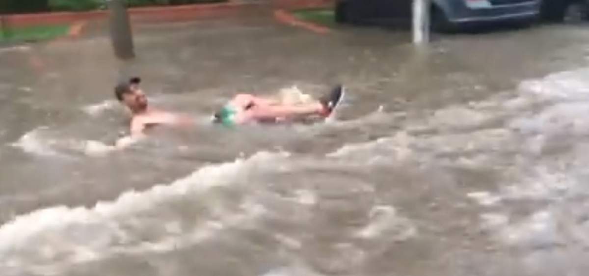 VIDEO & FOTO / Imagini de tot râsul în Capitală! Un bărbat a fost filmat „făcând baie” pe străzile inundate
