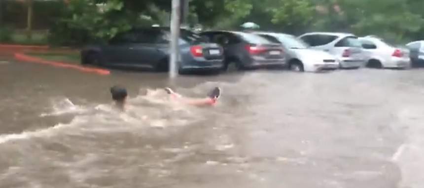 VIDEO & FOTO /  Imagini de tot râsul în Capitală! Un bărbat a fost filmat „făcând baie” pe străzile inundate