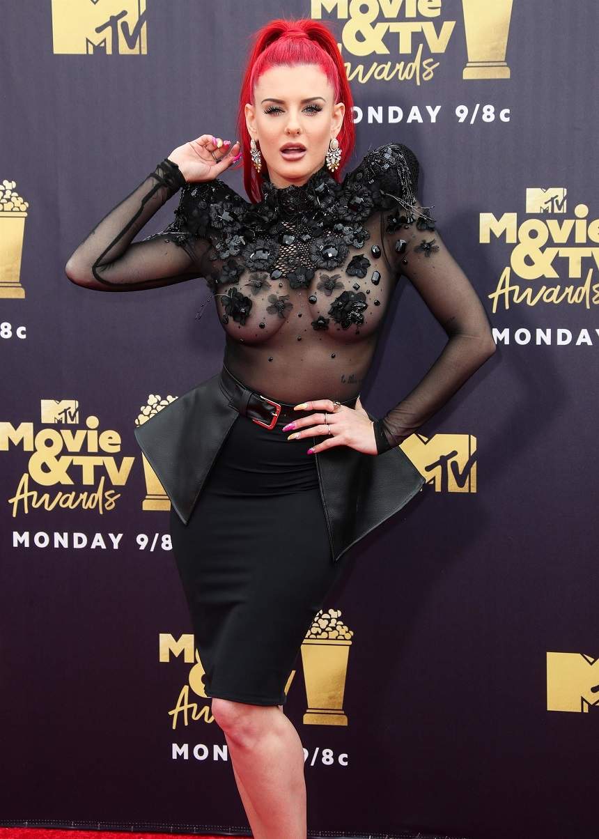 FOTO / Apariție de infarct a unei dive, la „MTV Movie and TV Awards”! Și-a lăsat sutienul acasă și a venit în sânii goi