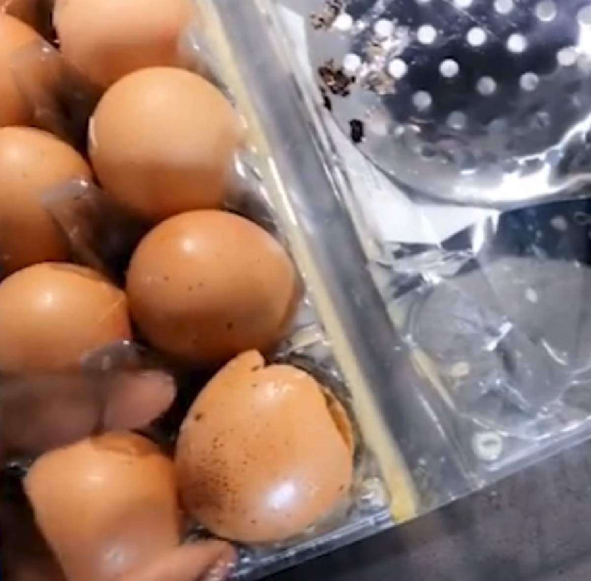 Dezgustător! A cumpărat ouă dintr-un supermarket online, dar i s-a întors stomacul pe dos când le-a spart