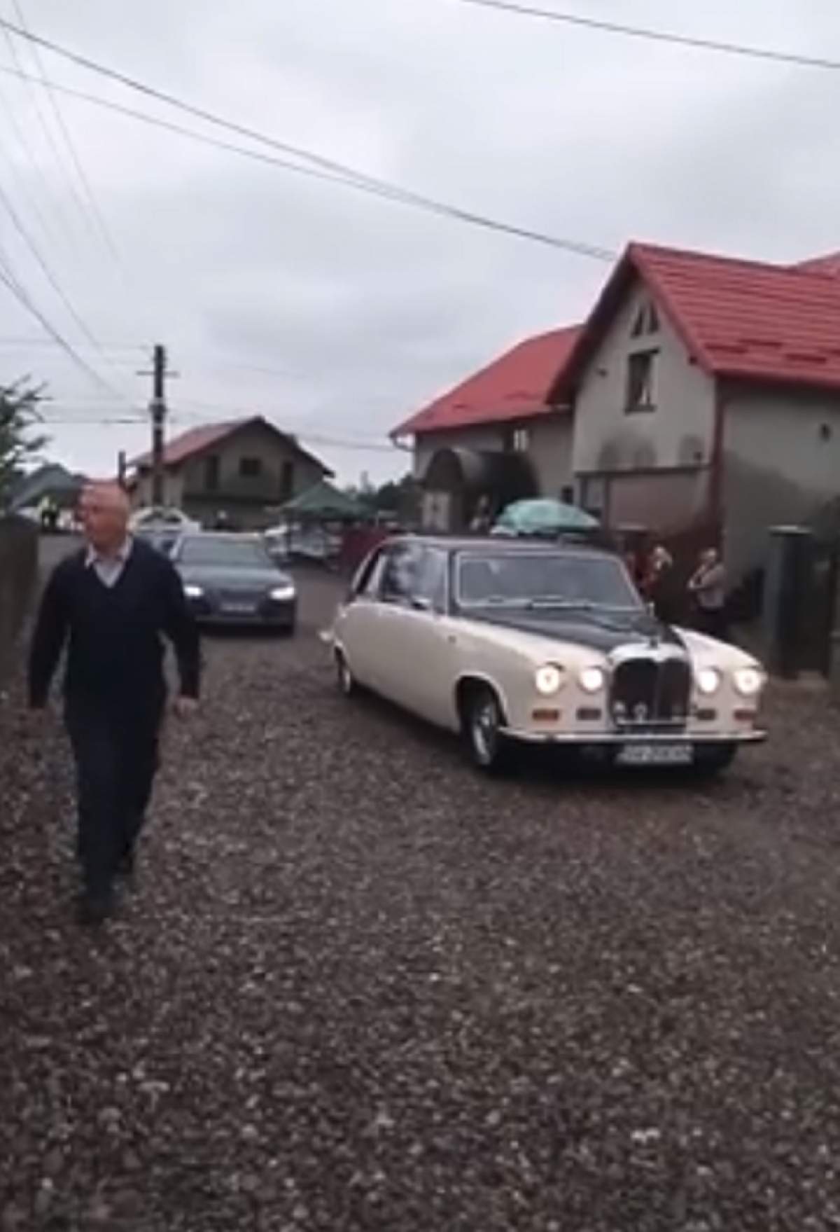 VIDEO & FOTO / „Săracul om bogat”. Opulență maximă la sfințirea unei biserici, unde un preot a apărut într-un Rolls Royce