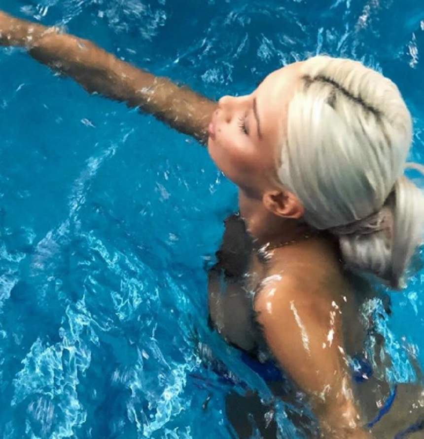 Cristina Pucean a captat toate privirile la piscină! Blondina şi-a expus formele, într-un costum de baie super sexy