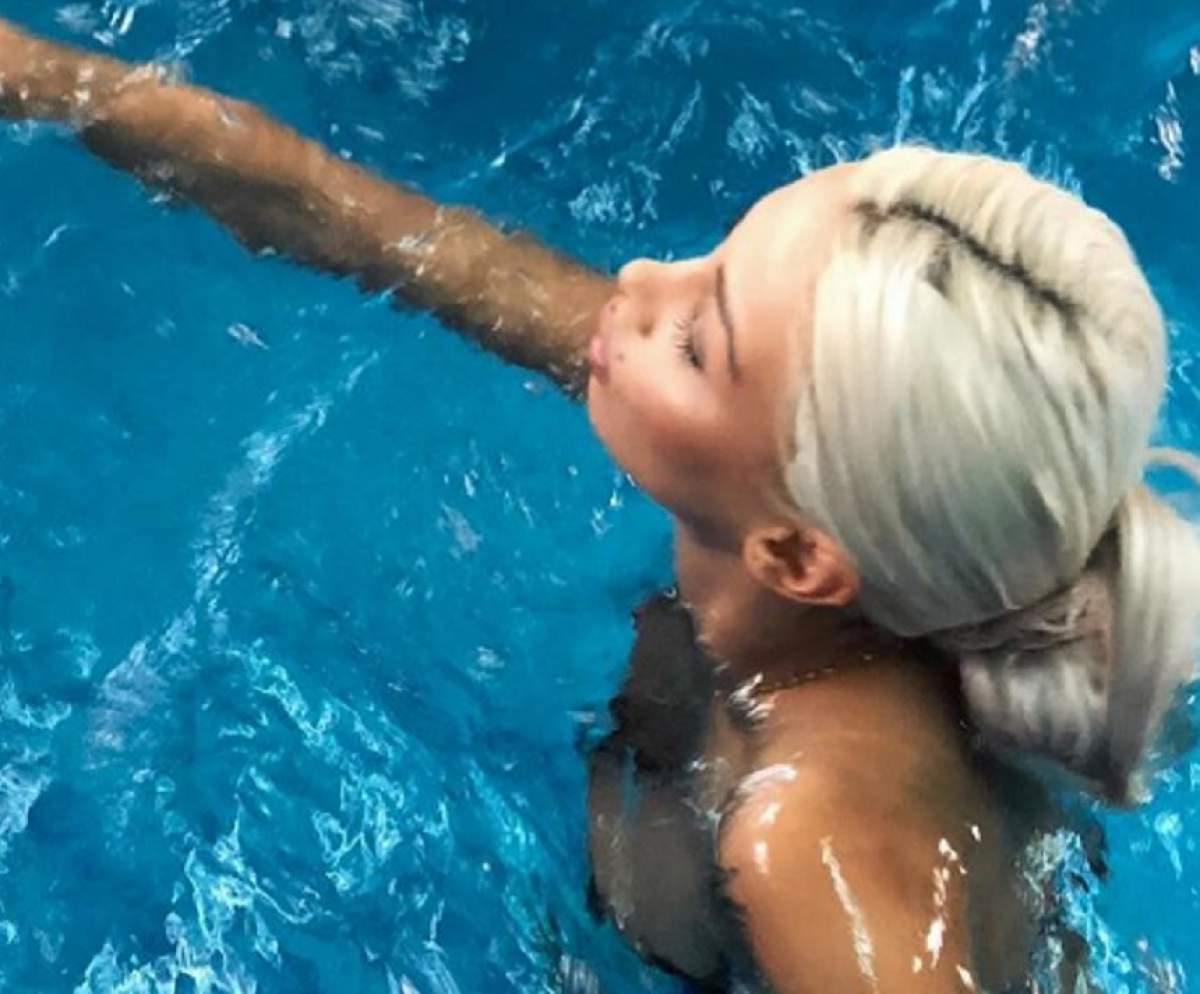 Cristina Pucean a captat toate privirile la piscină! Blondina şi-a expus formele, într-un costum de baie super sexy