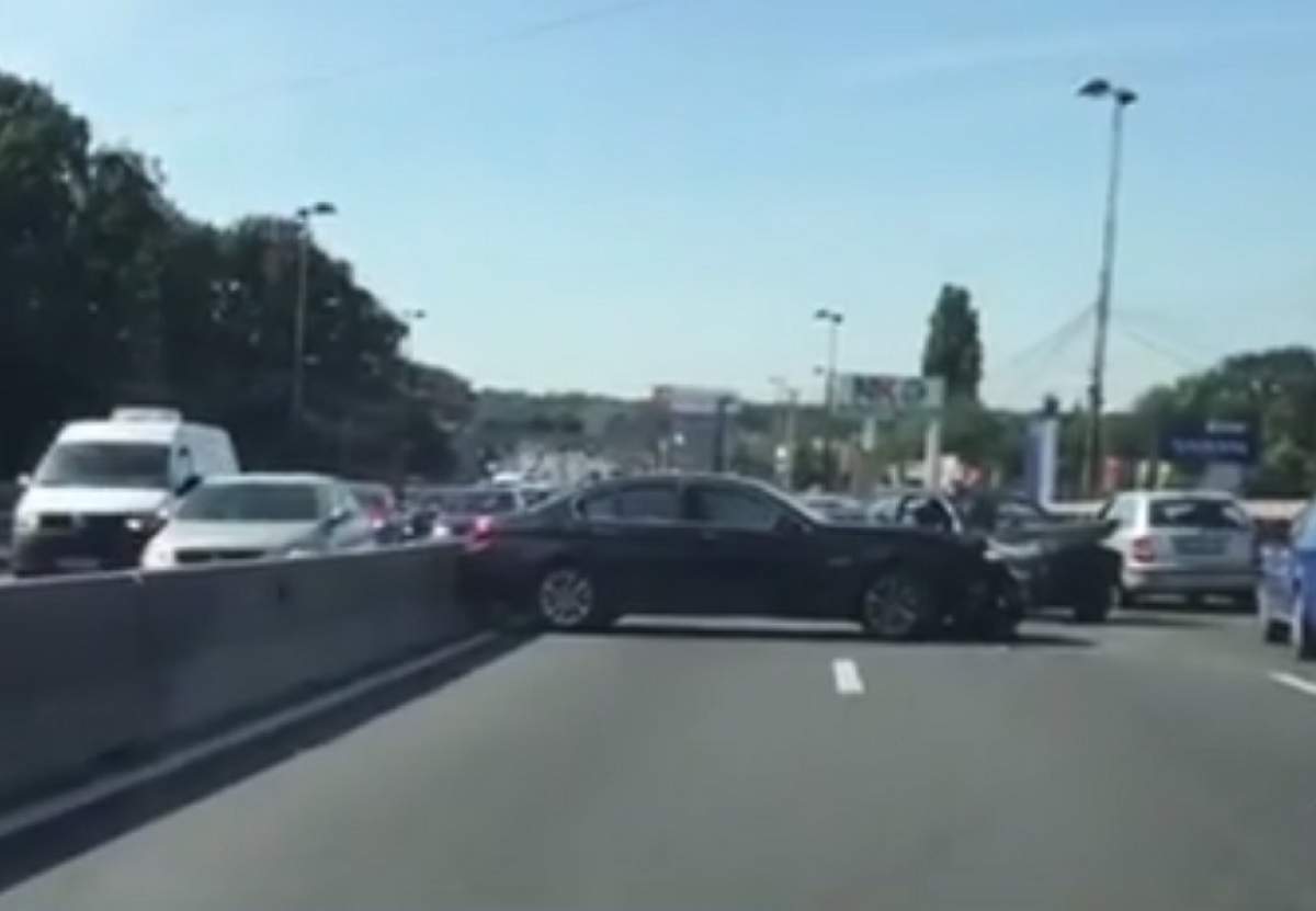 VIDEO / Accident la intrare în Bucureşti! Traficul este blocat, după ce două maşini s-au ciocnit violent