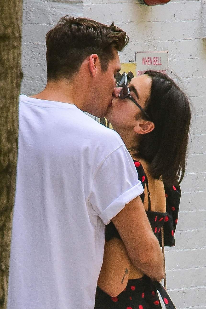 FOTO / O cântăreață celebră, săruturi tandre cu iubițelul, în public. L-a iertat după ce l-a prins că a înșelat-o