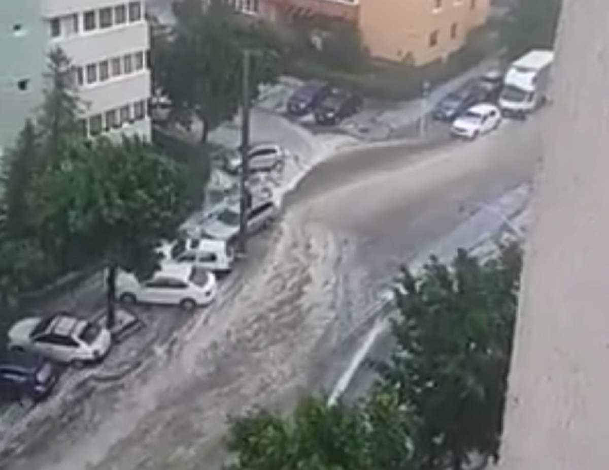 VIDEO / Imagini de coșmar în Brașov! Ploile torențiale au făcut ravagii pe străzi
