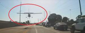 VIDEO / Incident aviatic neobișnuit! Un avion a aterizat de urgență pe stradă, printre zeci de mașini