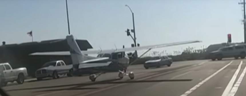 VIDEO / Incident aviatic neobișnuit! Un avion a aterizat de urgență pe stradă, printre zeci de mașini