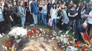 Jale în Giurgiu! Adolescenta omorâtă în Germania a fost condusă pe ultimul drum. Mama ei a leşinat lângă sicriu