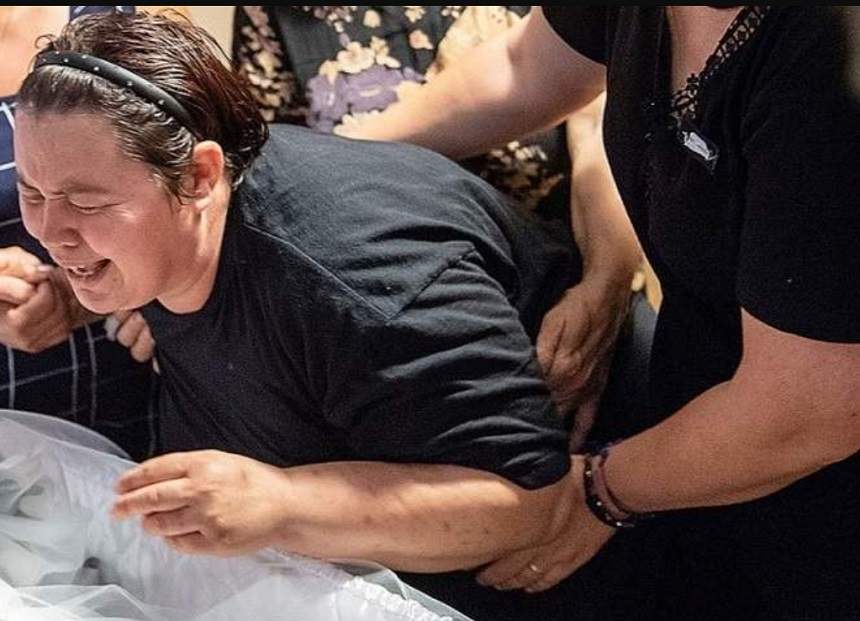 Jale în Giurgiu! Adolescenta omorâtă în Germania a fost condusă pe ultimul drum. Mama ei a leşinat lângă sicriu