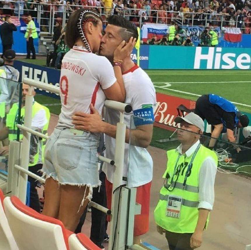 FOTO / Polonia a debutat cu o înfrângere la Campionatul Mondial, iar Robert Lewandowski a fost consolat de soţie! Sărut pasional cu superba Anna