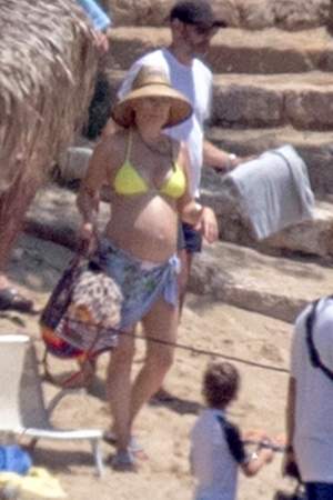 FOTO / Este gravidă, din nou. O celebră vedetă, surprinsă cu burtica la plajă