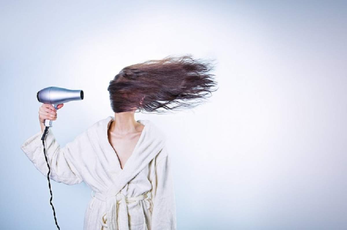 Îți freci părul cu prosopul după ce faci baie? 3  lucruri pe care le faci greșit și îți deteriorează podoaba capilară