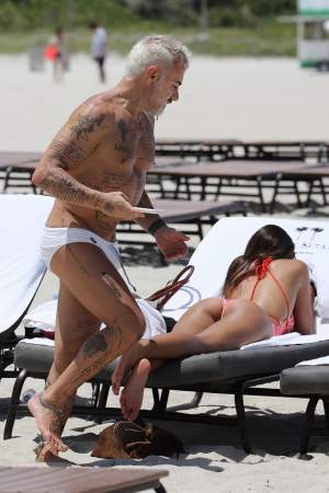 FOTO / Gianluca Vachi, scene fierbinți cu iubita, pe plajă. Milionarul nu a scăpat-o din priviri pe tânără