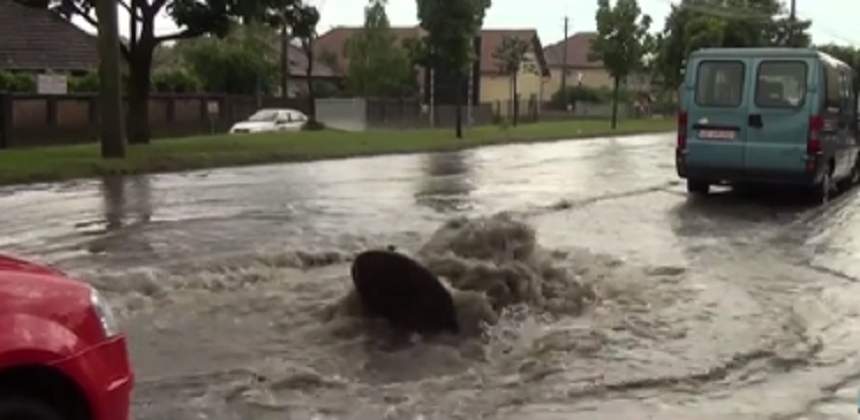 VIDEO / Bucureşti, sub ape! Străzile sunt inundate şi pietonii au fost luați pe sus de viitură