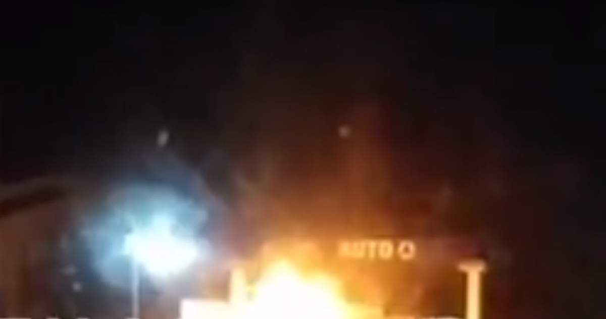 VIDEO / Accident foarte grav în Constanţa! O maşină s-a răsturnat şi a luat foc în faţa unei benzinării