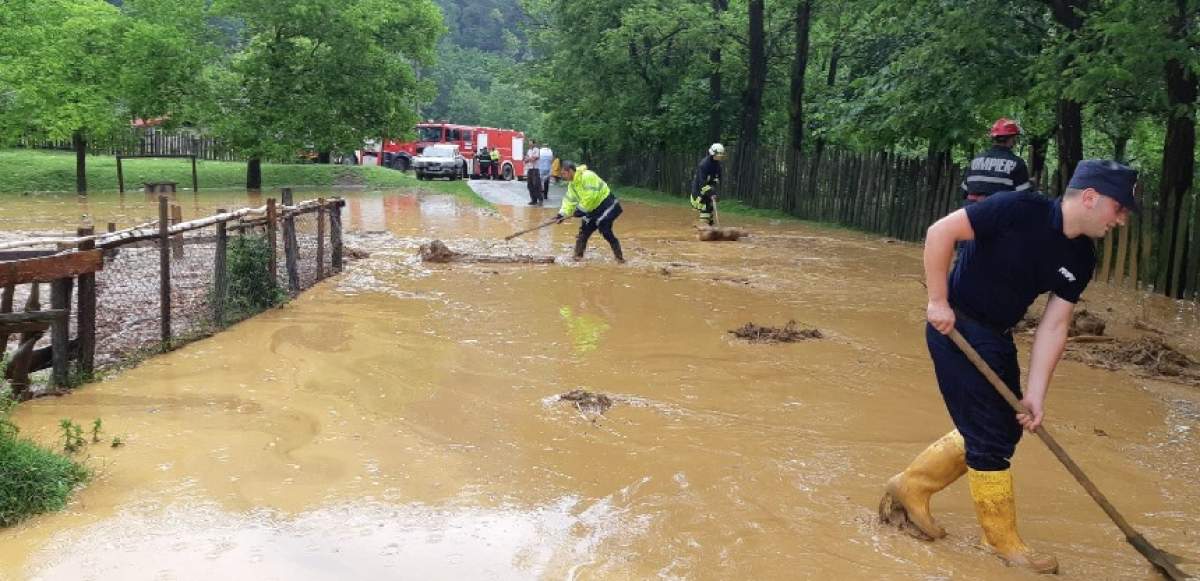 FOTO & VIDEO /  Prăpăd după ploi și vijelii în mai multe zone din țară. Viitura a distrus mai multe locuințe