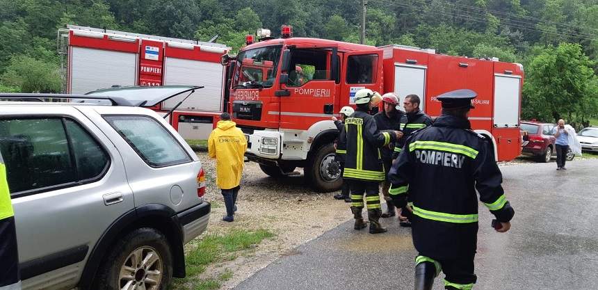 FOTO & VIDEO /  Prăpăd după ploi și vijelii în mai multe zone din țară. Viitura a distrus mai multe locuințe