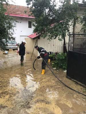 FOTO & VIDEO /  Prăpăd după ploi și vijelii în mai multe zone din țară. Viitura a distrus mai multe locuințe