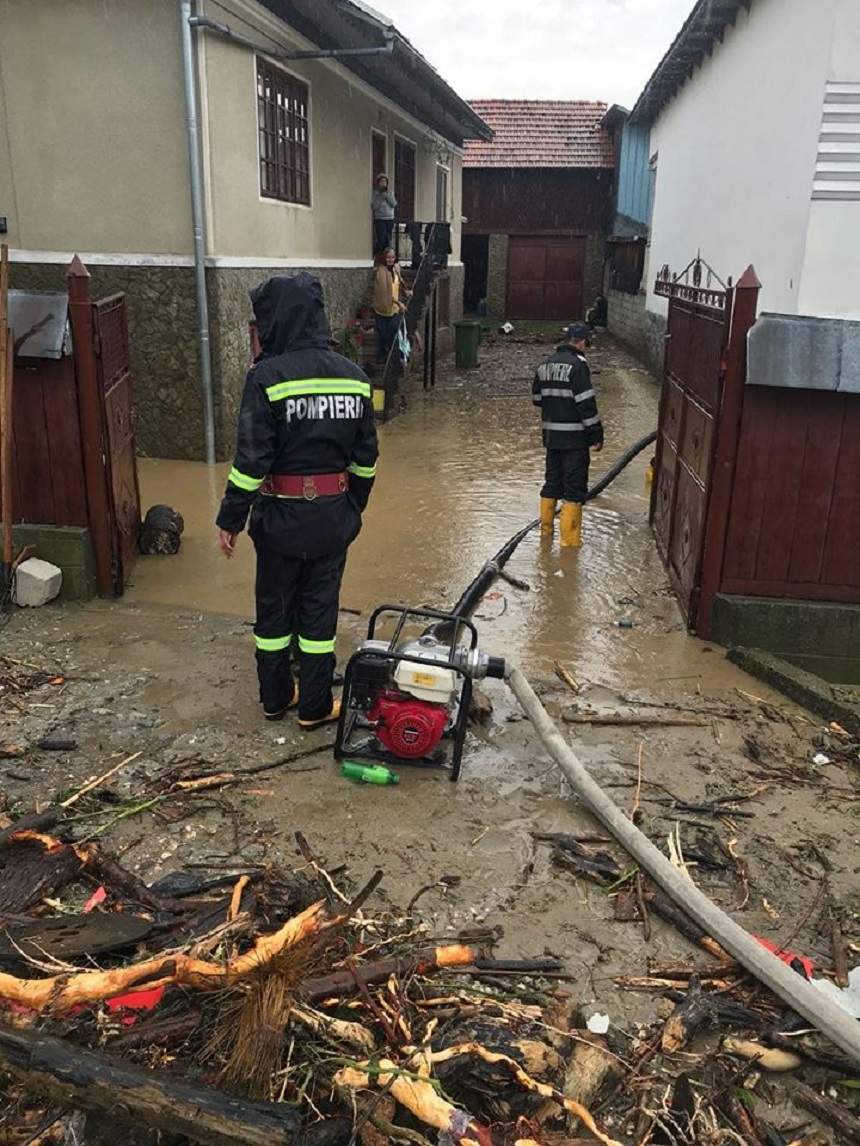 FOTO & VIDEO /  Prăpăd după ploi și vijelii în mai multe zone din țară. Viitura a distrus mai multe locuințe