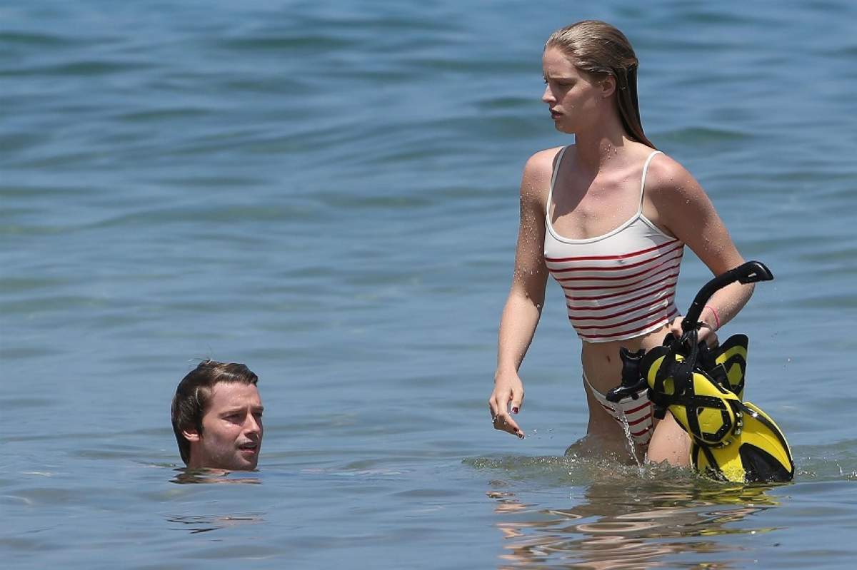 FOTO / El - cu pătrățelele la vedere, ea - albă ca varul. Un cuplu celebru a fost surprins la plajă