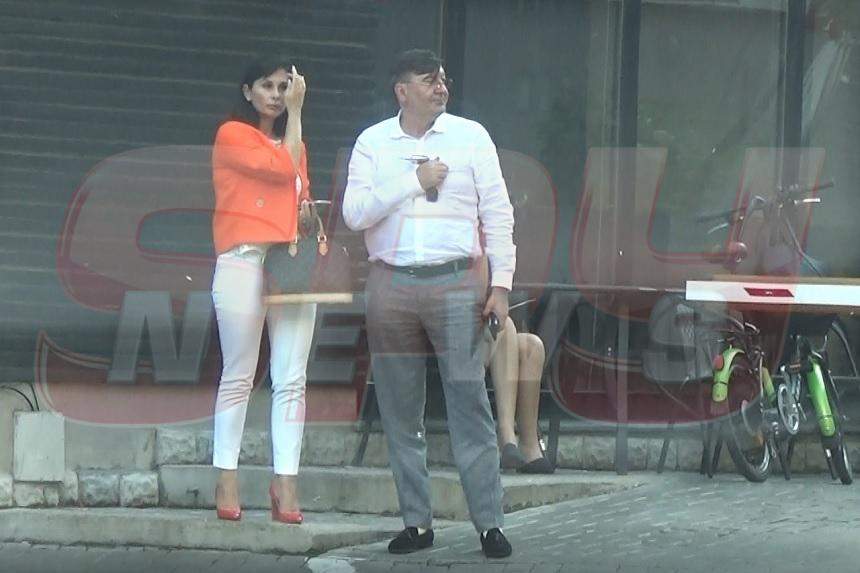 VIDEO PAPARAZZI / E milionar, deci face ce vrea portofelu’ lui! Cum s-a cherchelit bine de tot un baştan de faţă cu iubita