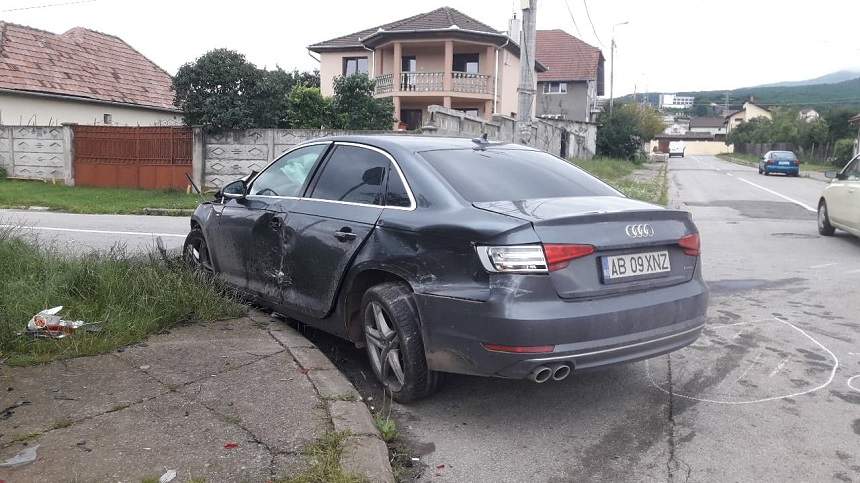 FOTO / Două mașini s-au izbit frontal în Alba Iulia. E vorba de mai multe victime