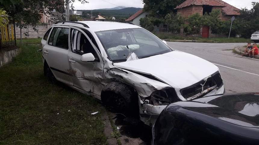 FOTO / Două mașini s-au izbit frontal în Alba Iulia. E vorba de mai multe victime