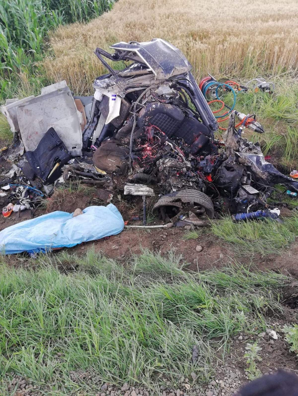 Accident cumplit în Mureş, între o maşină şi un camion. O femeie a murit pe loc. Imagini dramatice!