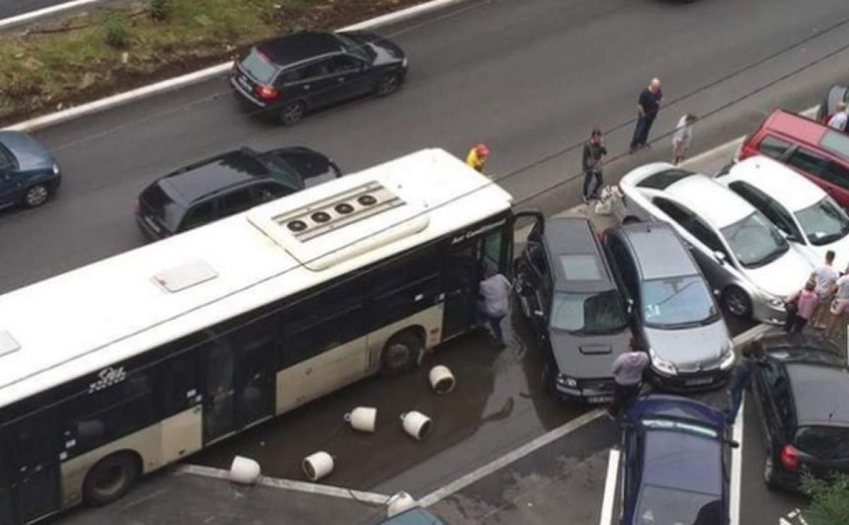 FOTO / Accident grav în Bucureşti. Un autobuz a lovit şase maşini parcate