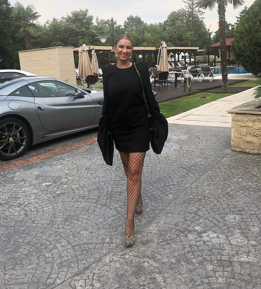 Anamaria Prodan şi-a etalat picioarele într-o rochie mini: "Arăţi perfect în dresuri plasă"